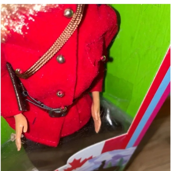BARBIE Canadian Mountie  - Vintage1987  NIB - Picture 6 of 16